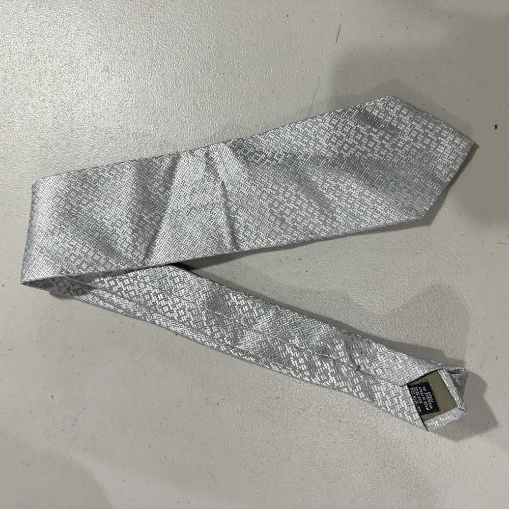 Giorgio Armani Men's 100% Silk Tie Silver Geometric Pattern 58